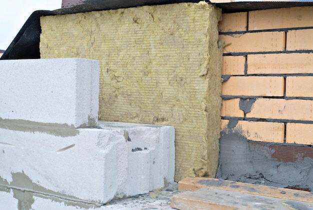 ミネラルウールで断熱され、レンガで裏打ちされた発泡コンクリート製の家