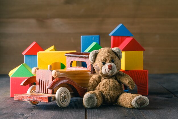 写真 アトイと木のおもちゃの車の近くにある、組み立てるための木製のブロックでできた家