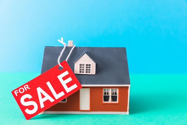 house model and sale tag