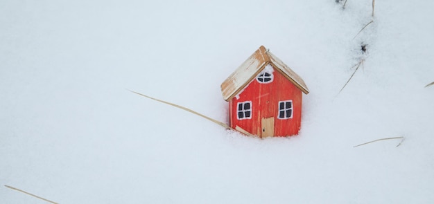 冬の雪の背景にある家のモデル