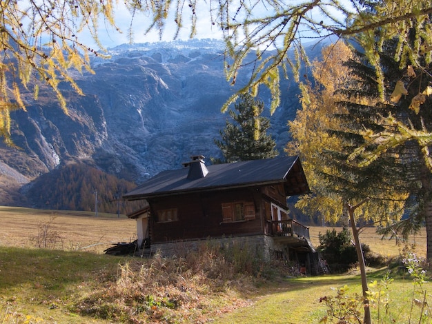 A house in the mountains with the mountains in the background