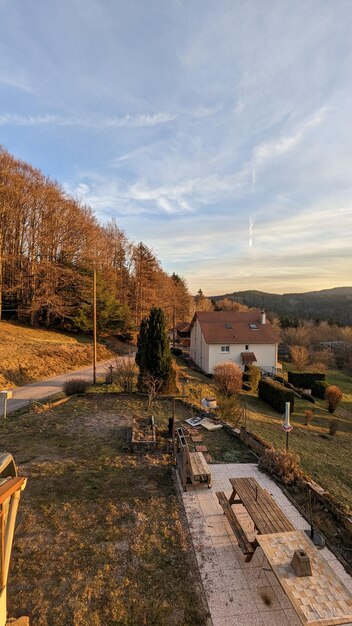 Foto una casa in montagna con vista sulle montagne