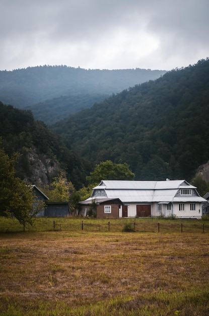 山の中の家