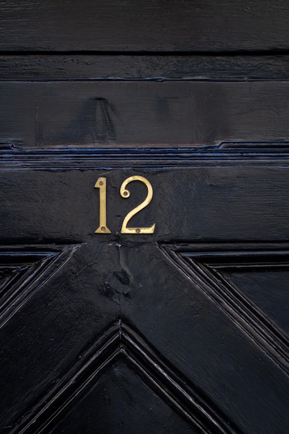 Foto casa numero 12 su una porta d'ingresso di legno scuro a londra