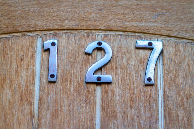 Foto la casa numero 127 su una porta d'ingresso in legno