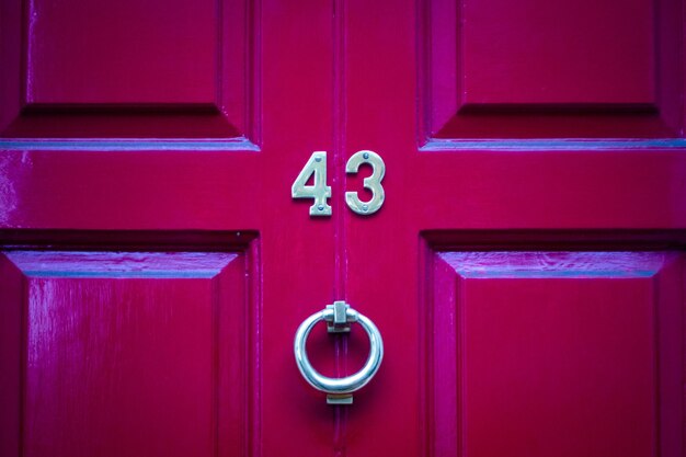 Foto casa numero 43 su una porta d'ingresso di legno rosso a londra