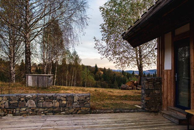 Photo house for rest in mountains view from courtyard to highlands in autumn