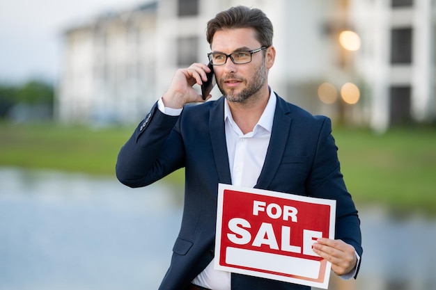 Foto casa in vendita immobiliare acquisto e vendita concetto servizi immobiliari fiducioso uomo d'affari dentro