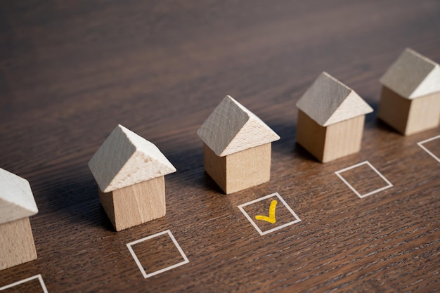 House selection The selected house is checked with a tick Checkbox Difficulty of finding the perfect home Searching for a new home Mark the preferred choice Real estate market offers overview