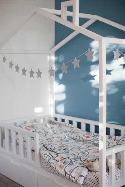 Photo house shaped bed in childs room