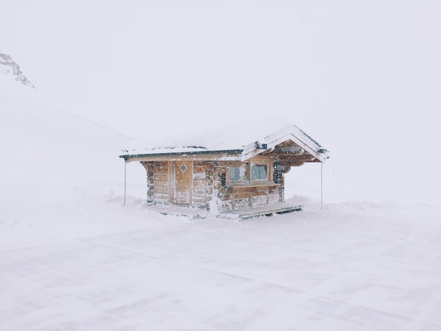 雪に覆われた畑の家