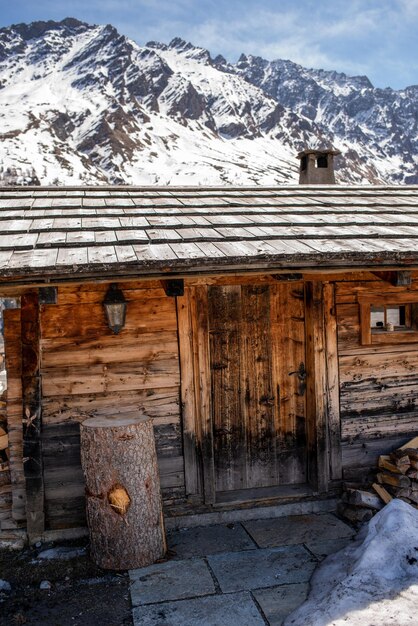 Foto casa sulla montagna innevata