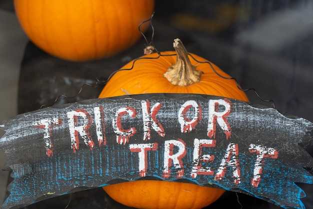 Foto una finestra di casa che celebra halloween con un segno di dolcetto o scherzetto