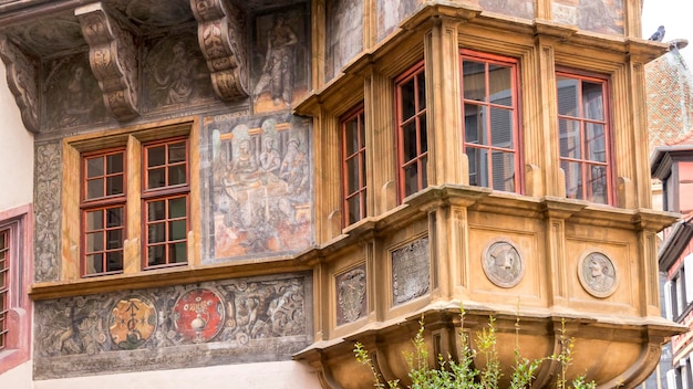 Foto una casa con un balcone e un cartello che dice 