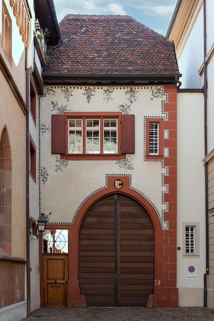 Casa con belle finestre e porte a basilea svizzera