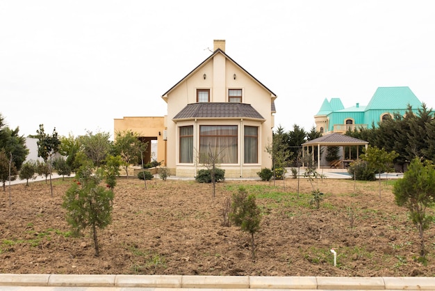 Дом с синей крышей и зеленой крышей