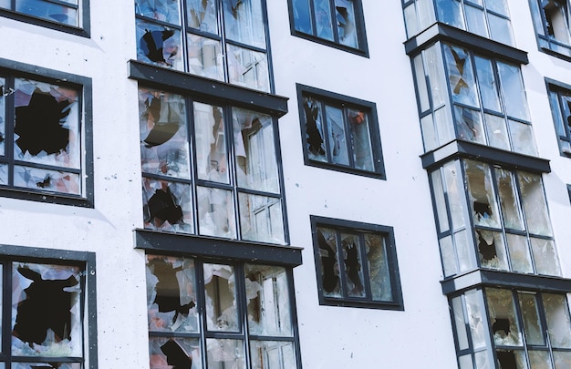壊れた窓のある家 ウクライナでの戦争