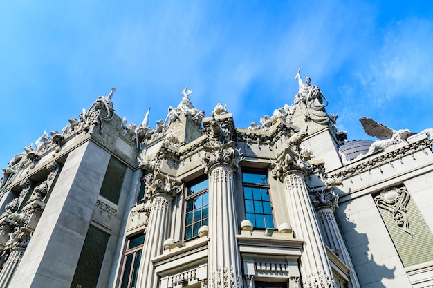 Photo house with chimeras in kiev ukraine art nouveau building with sculptures of the mythical animals was created by architect vladislav gorodetsky between 1901 and 1903