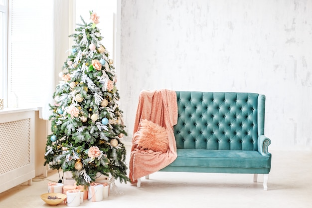 House with Christmas tree and gifts.