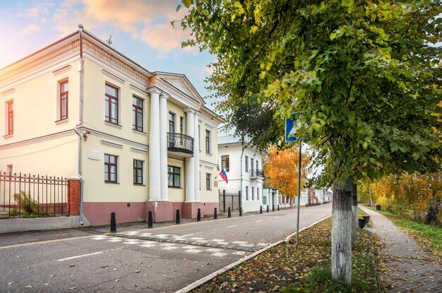 Дом с колоннами на набережной Волги в осеннем Плесе рано утром