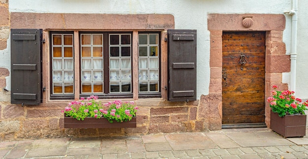 Photo a house with a door that says'geranium'on it