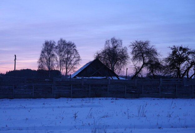 Photo a house with a fence and a fence in the background