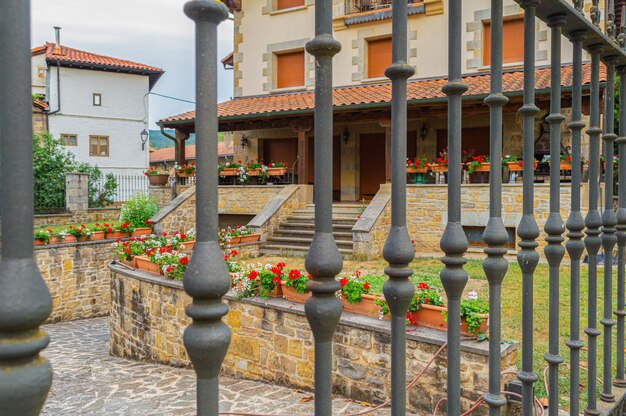 A house with a fence in front of it that says'la casa '