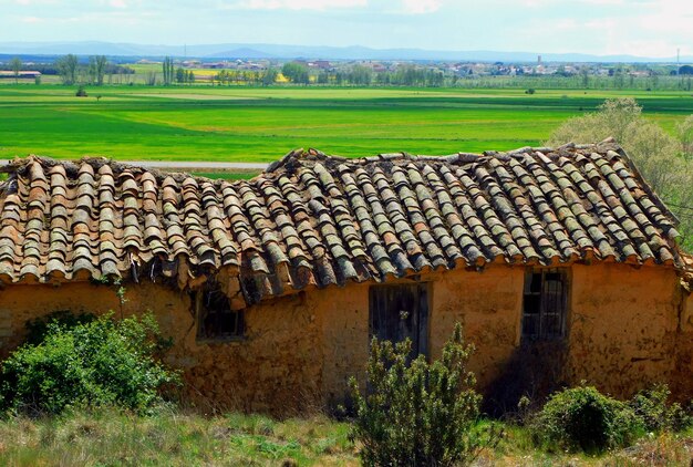 Photo a house with a green field in the background