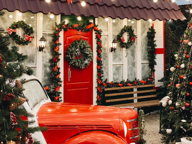 Photo house with retro car in christmas decorations