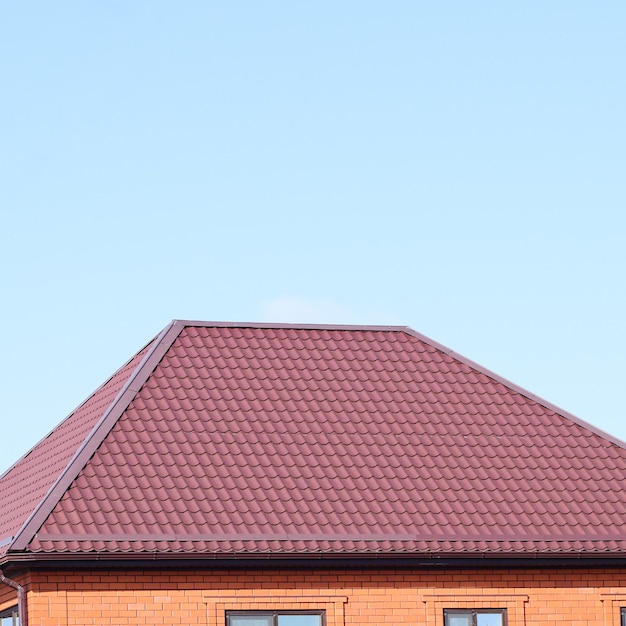 Photo house with a roof made of metal sheets