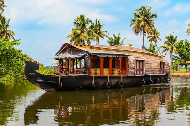 알라푸자(Alappuzha)의 하우스보트가 케랄라 역류