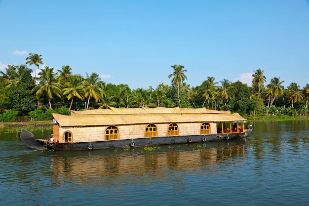 Casa galleggiante sugli stagni del kerala, india