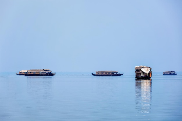 Photo houseboats in lake. kerala, india