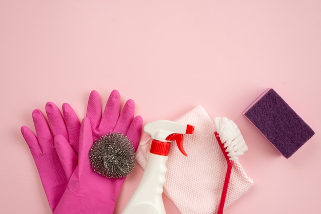 Spazzola per uso domestico, spugna da cucina, spray detergente e straccio disteso