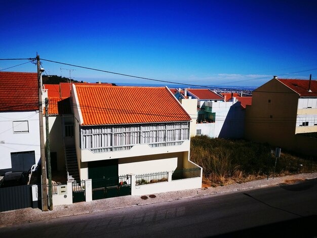 Photo houses against clear blue sky