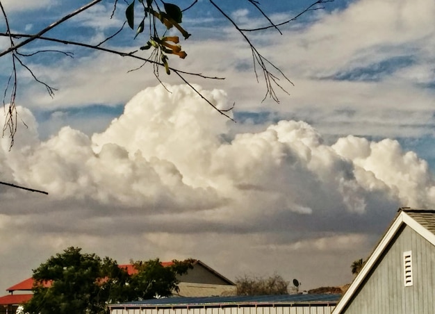 Photo houses against cloudy sky