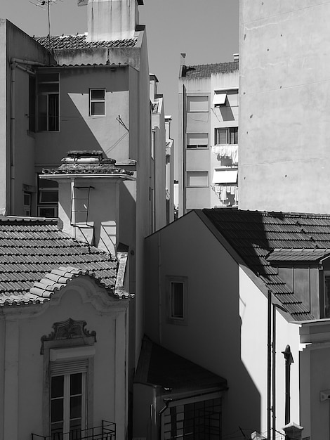 Foto case contro il cielo in città