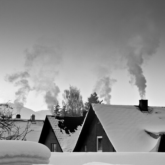 Photo houses against sky during winter