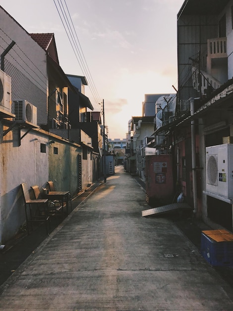 해가 지는 하늘을 배경으로 한 집들
