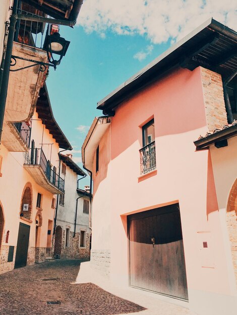 Foto case contro il cielo