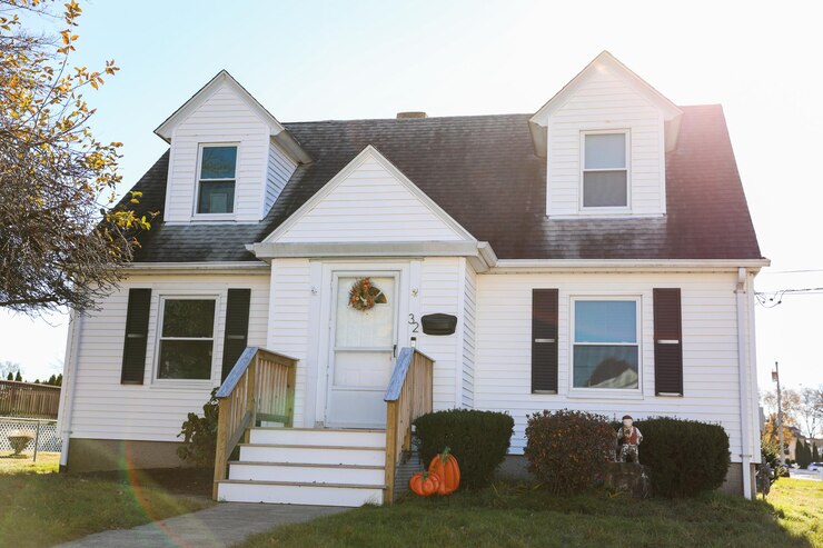 Photo houses and american homes showing mortgage rates impact suburban homes symbolizing financial strain