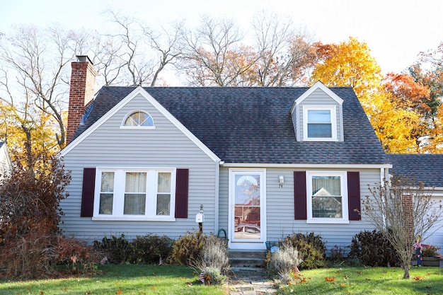 Foto case e case americane che mostrano tassi ipotecari impatto case suburbane che simboleggiano la tensione finanziaria
