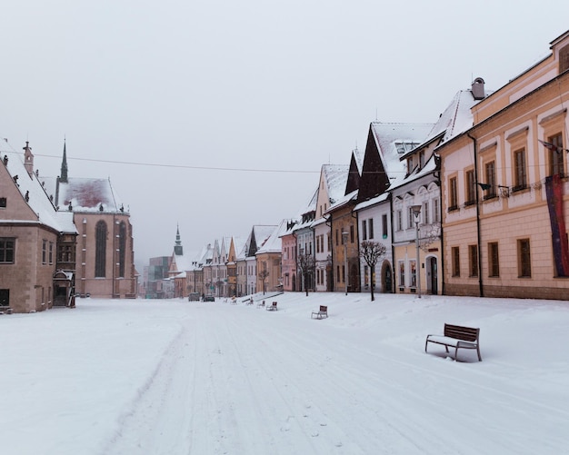 Дома и здания в городе на фоне ясного неба
