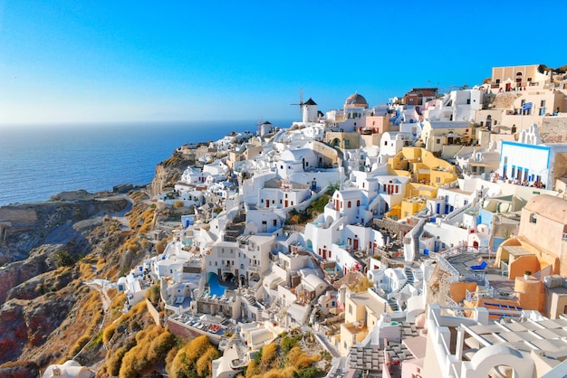 Foto case sul mare contro un cielo blu limpido a santorini