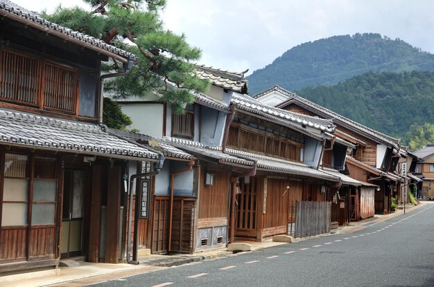 写真 街の空に照らされた街並みの家