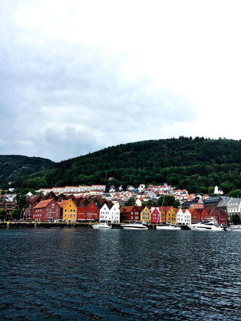 Photo houses by town against sky