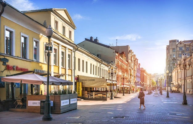 Дома и кафе на Арбате в Москве летним утром