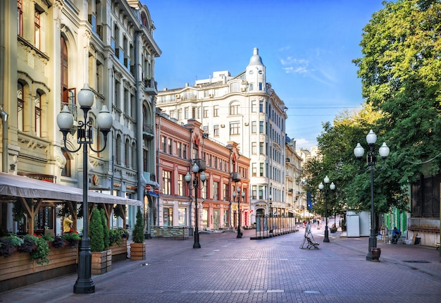 Дома и кафе и фонари на Арбате в Москве летним утром