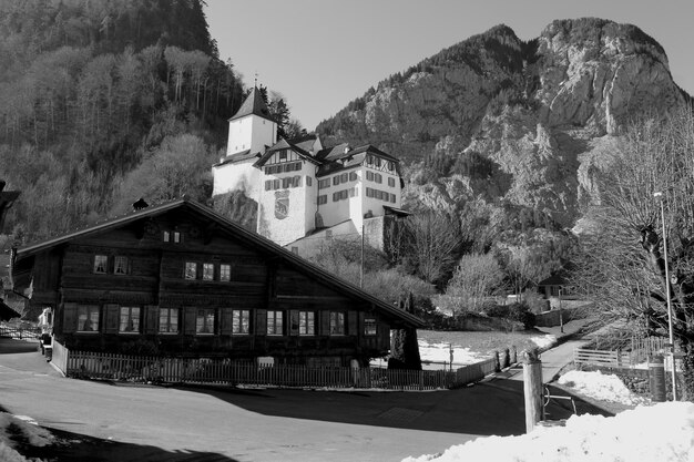 Photo houses and castle against sky during winter