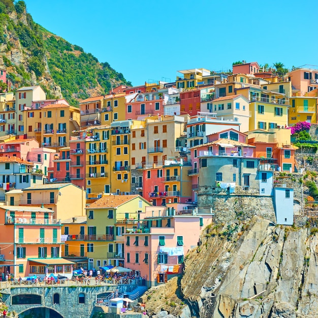 이탈리아 친퀘테레(Cinque Terre)의 마나롤라(Manarola) 해변 경사면에 다양한 색상의 주택